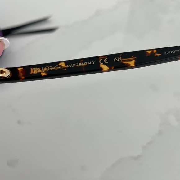 Gucci sunglasses only worn once - Picture 6 of 7